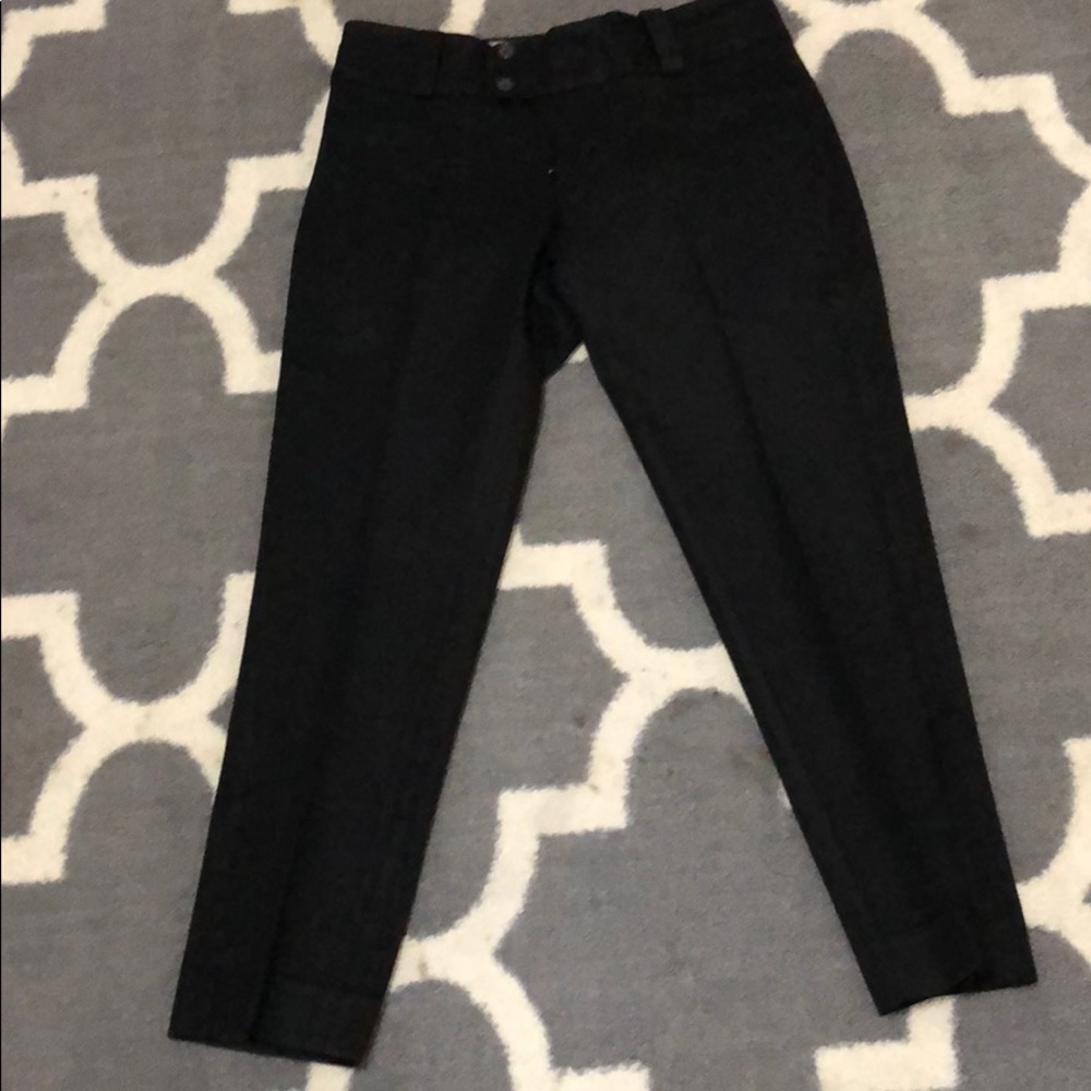 Stretch fitted capri black pants